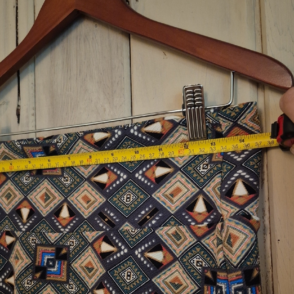 Stretchy Skirt With Aztec Pattern - Picture 7 of 9